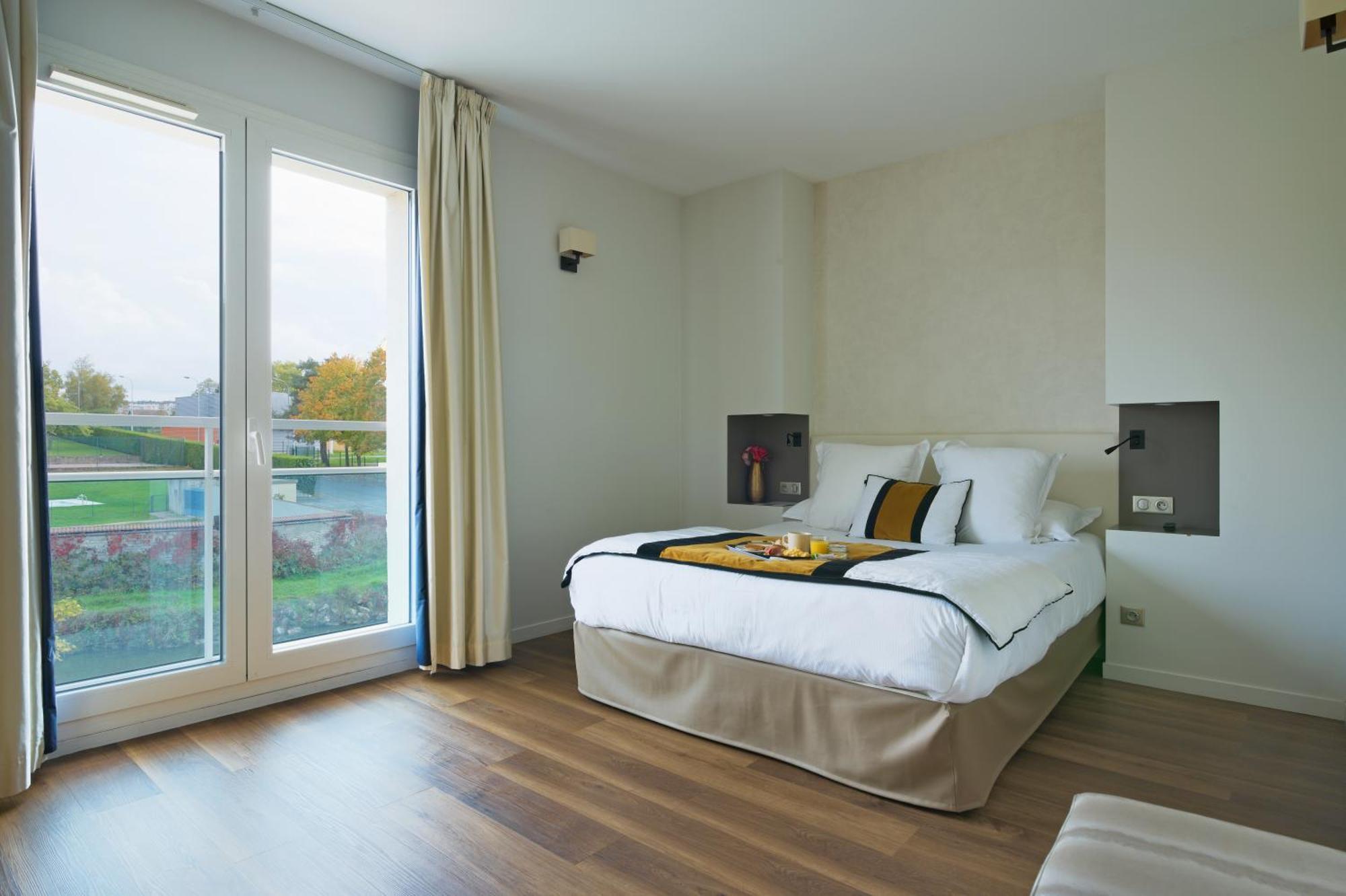 Les Suites - Konine 4 - Hotel & Bar & Restaurant Montceau-les-Mines Buitenkant foto